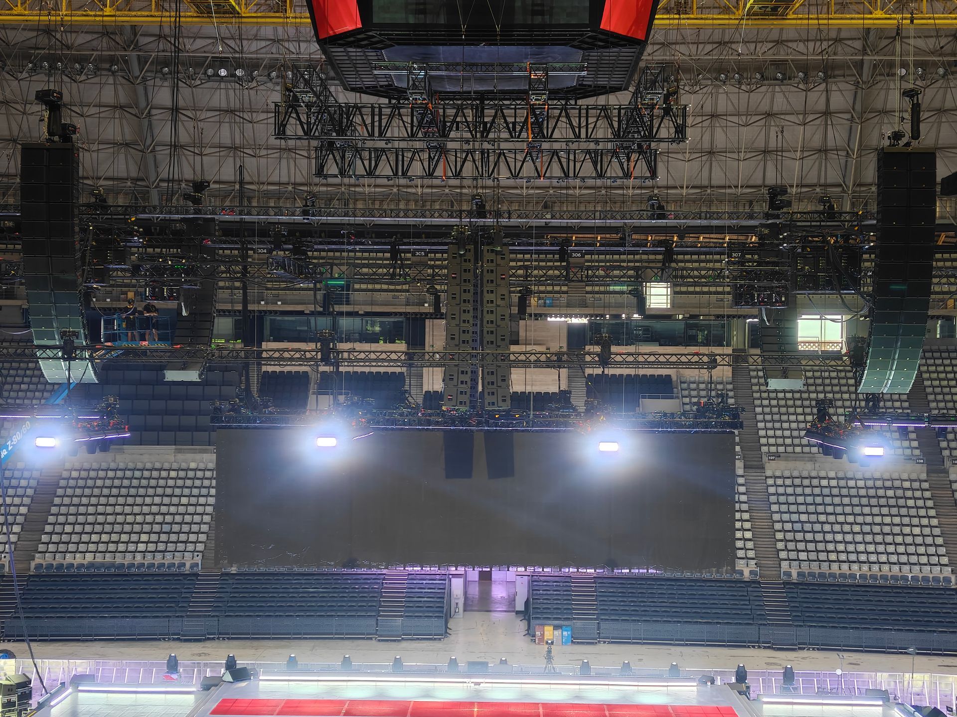 Obra en construcción: encofrados de hormigón con barras de refuerzo en una azotea