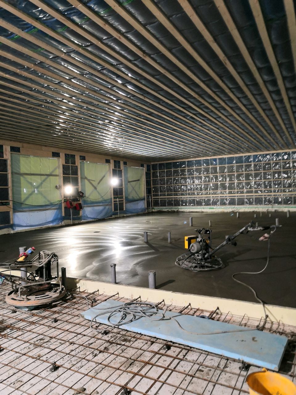 Lattiatyöt betonista sirotteisiin