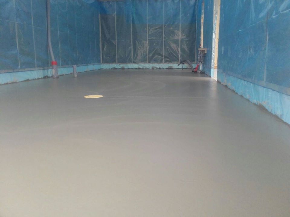 Kiitlävä betonilattia