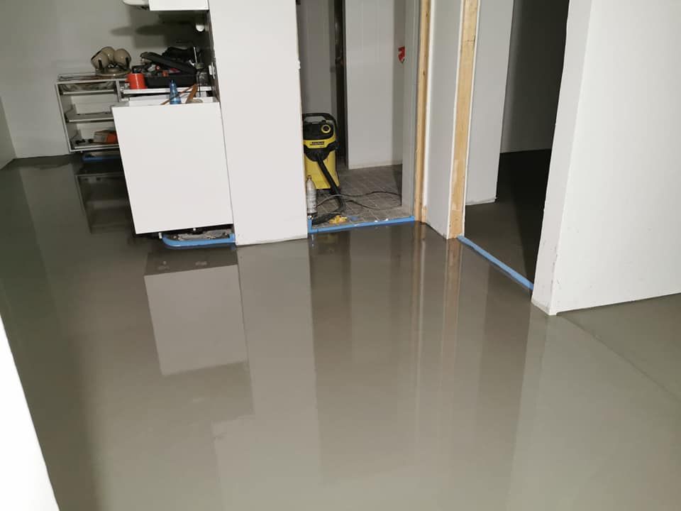 Kiiltävä lattia huoneistossa