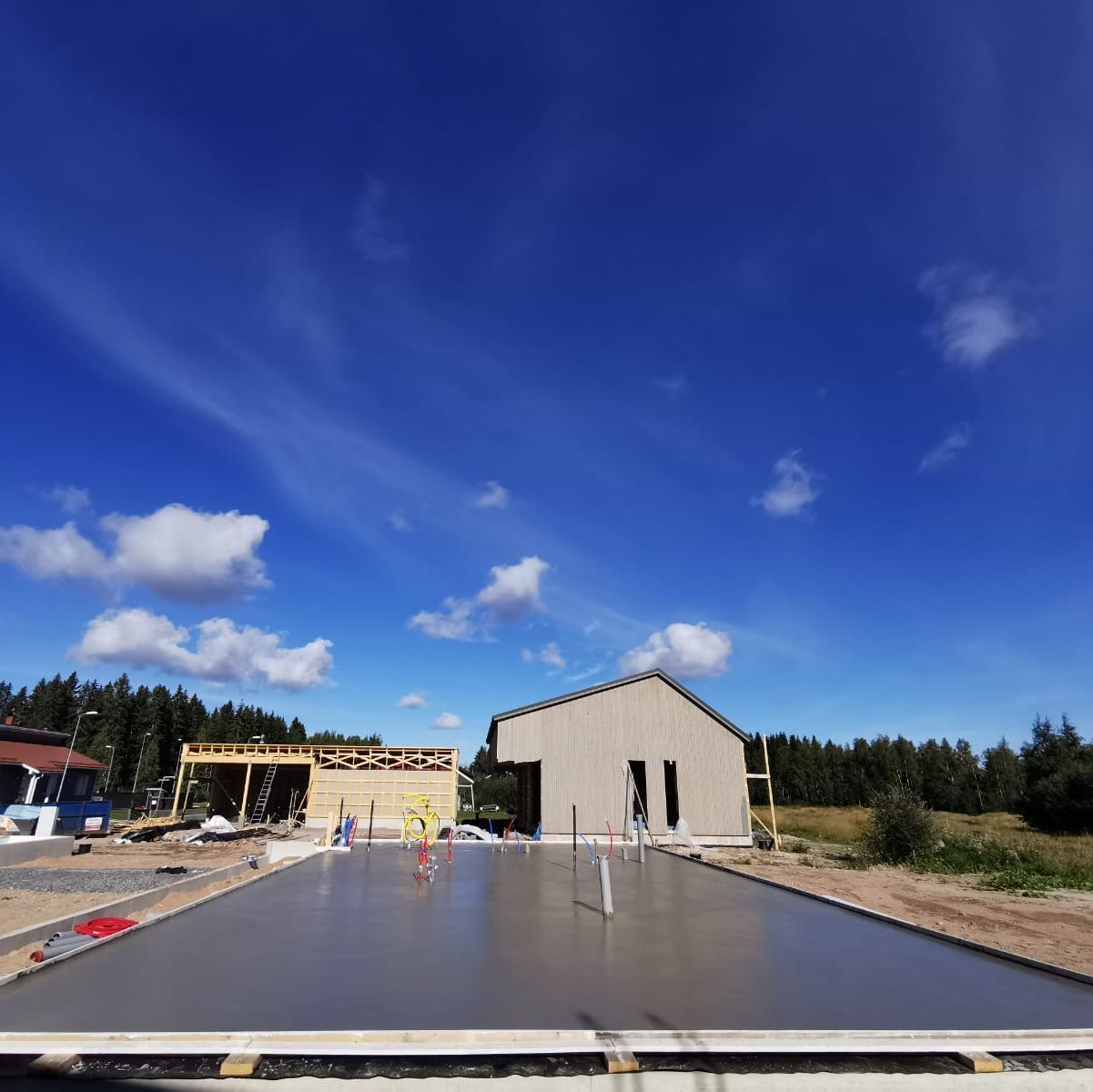 Betonilattia kuivumassa
