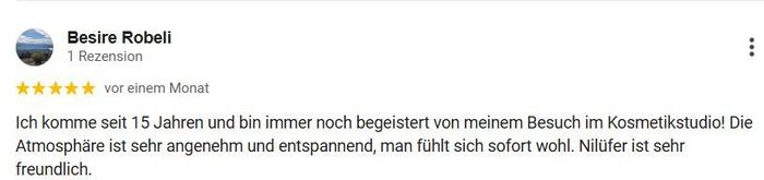 Eine Person gibt eine Bewertung auf einer Google-Bewertungsseite ab.