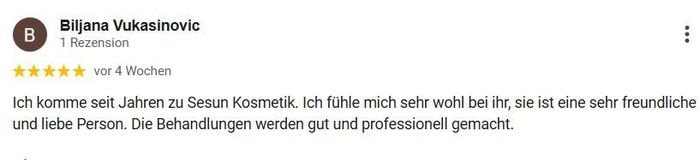 Ein verschwommenes Bild der Rezension einer Person auf einer Website.