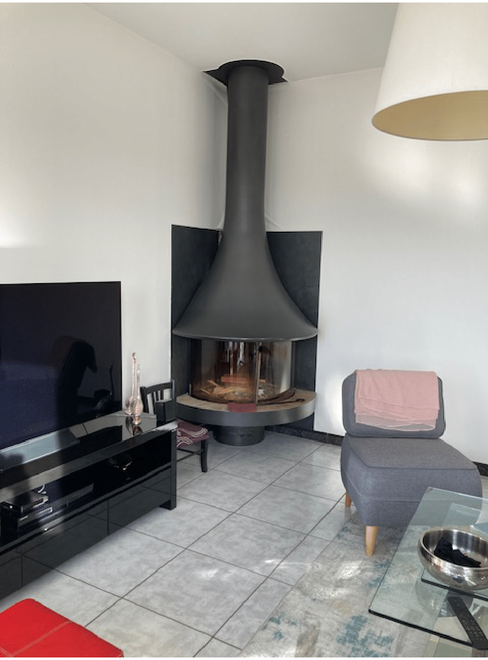 Cheminée moderne dans un coin de la pièce