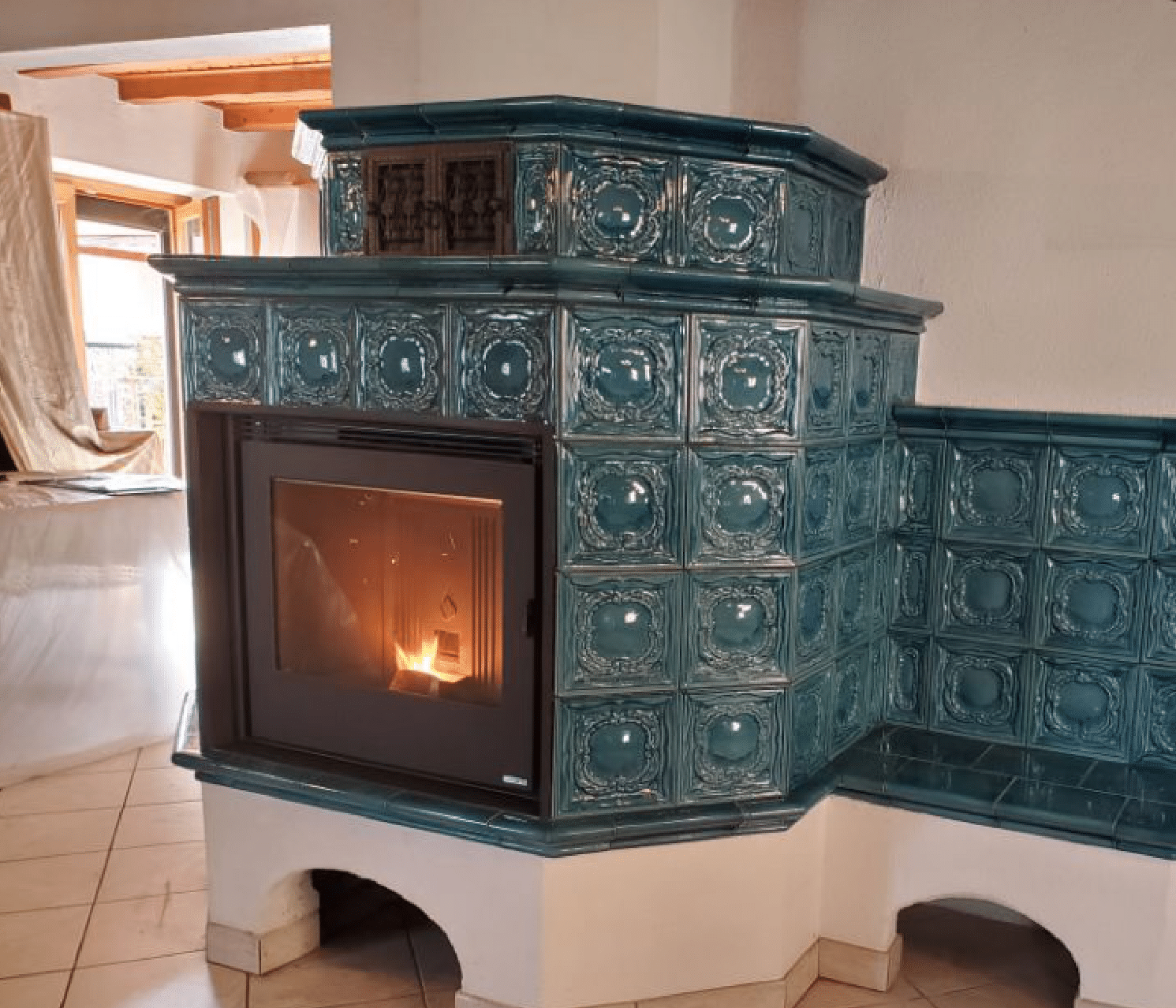 Cheminée de style ancien en fonctionnement