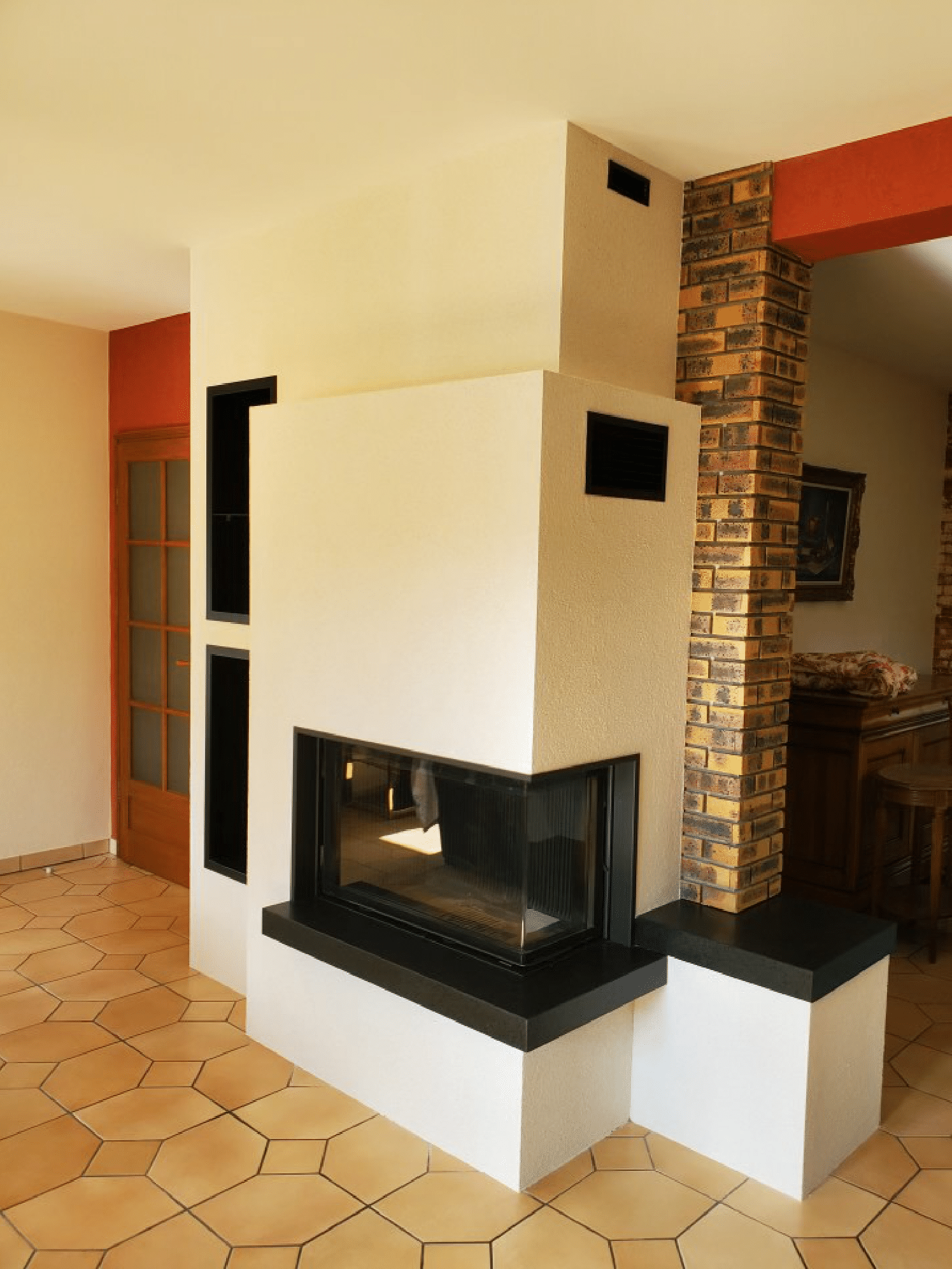 Insert en fonctionnement dans un mur blanc