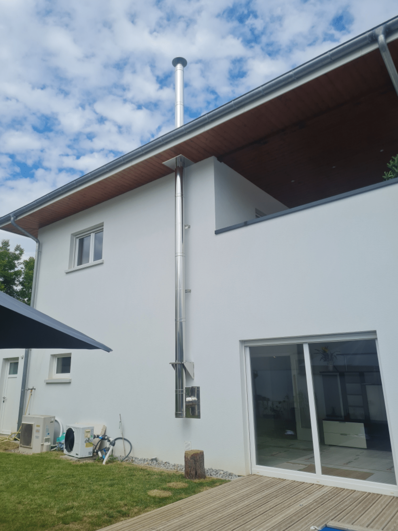 Conduit qui vient passer sous la gouttière