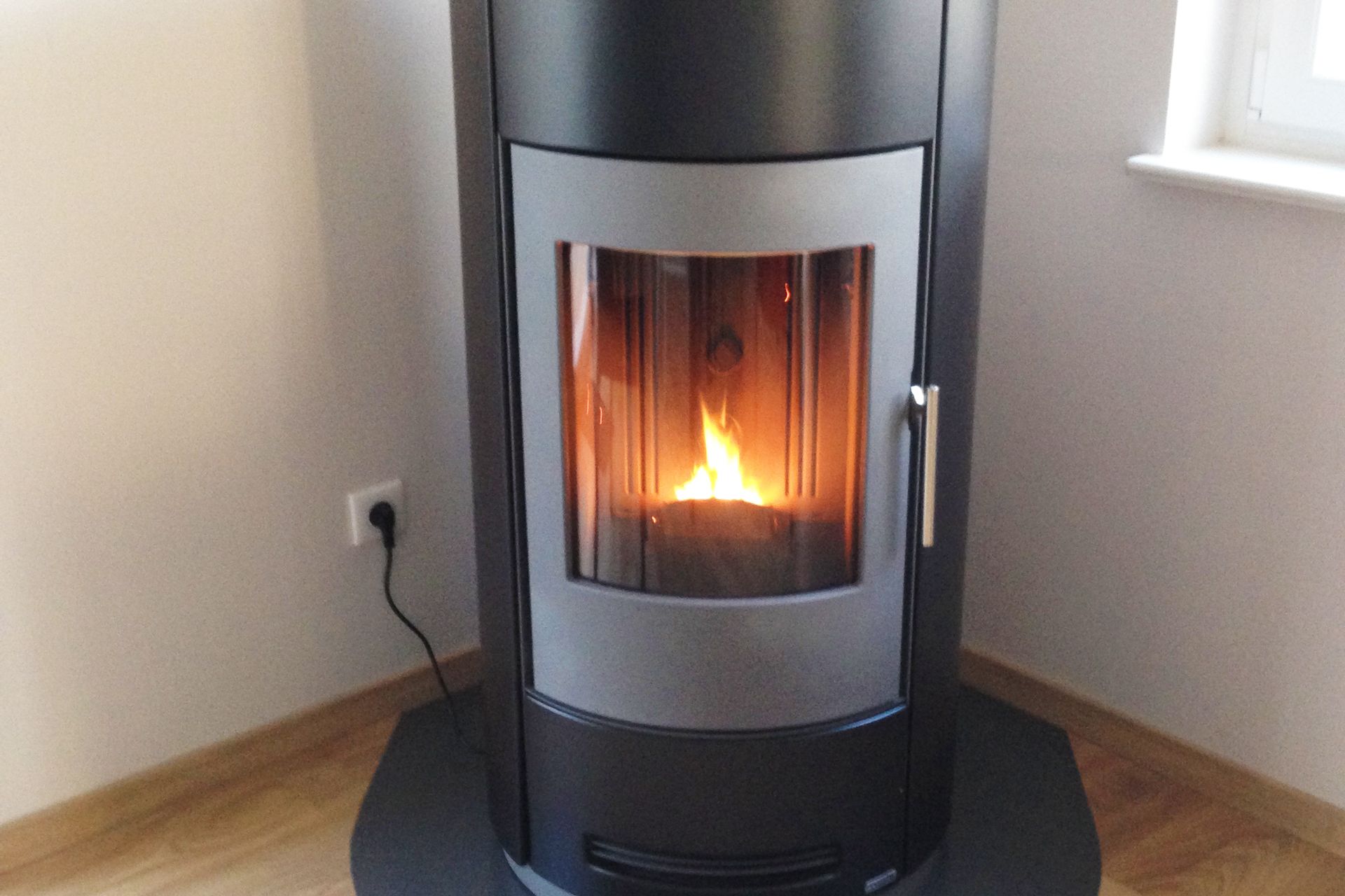 Poêle électrique cylindrique noir en fonctionnement