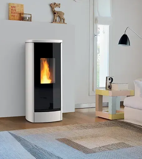 Poêle à granulés moderne dans une chambre