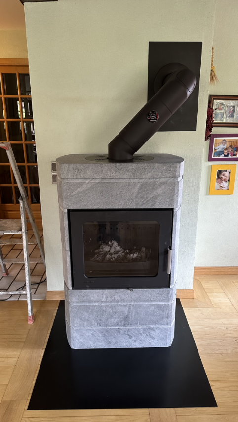 Poêle de masse en pierre ollaire de la marque Lorflam en installation