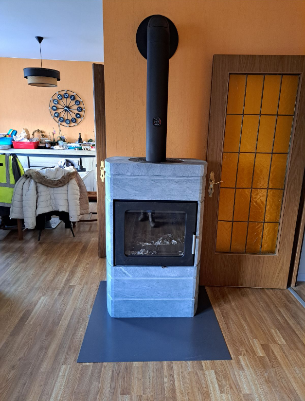 Poêle en veille dans un salon