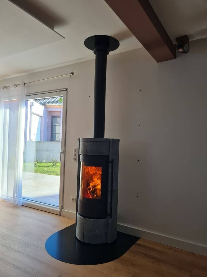 Poêle à bois avec conduit cheminée noir.