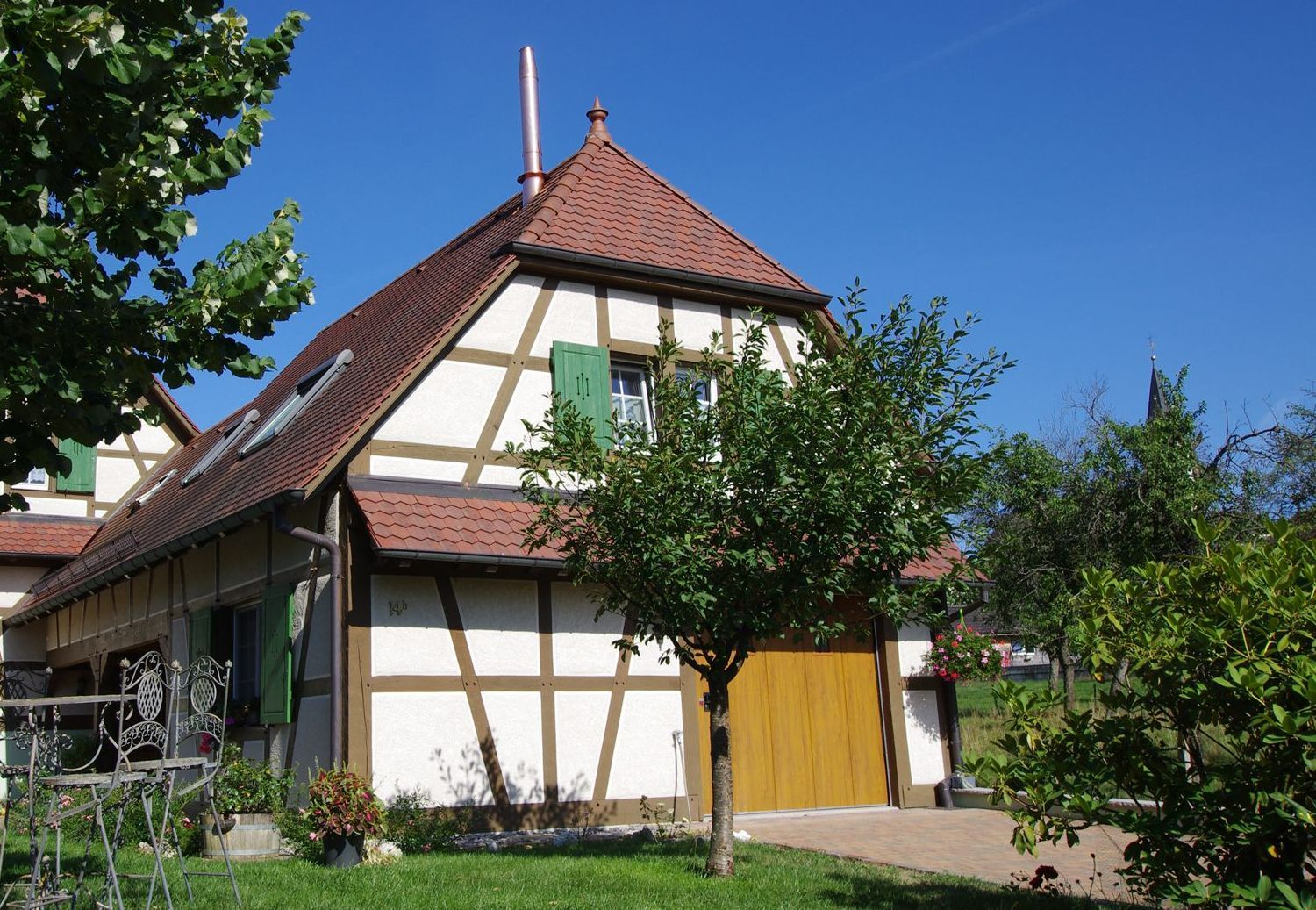 Maison Alsacienne avec conduit de fumée sur le toit