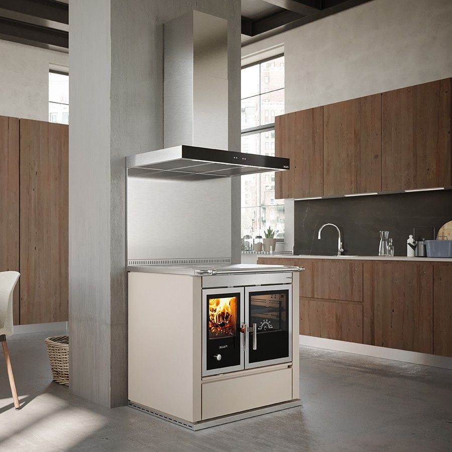 Cuisine moderne avec plaque de cuisson et hotte intégrées en acier inoxydable, placards en bois et grande fenêtre