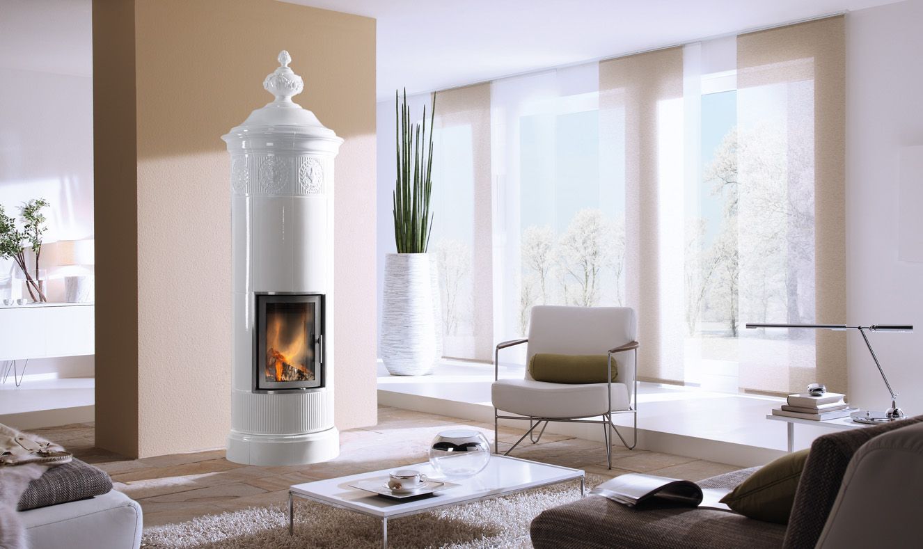 Poêle à bois en fonctionnement en faïence blanche de la marque Gutbrod Keramik