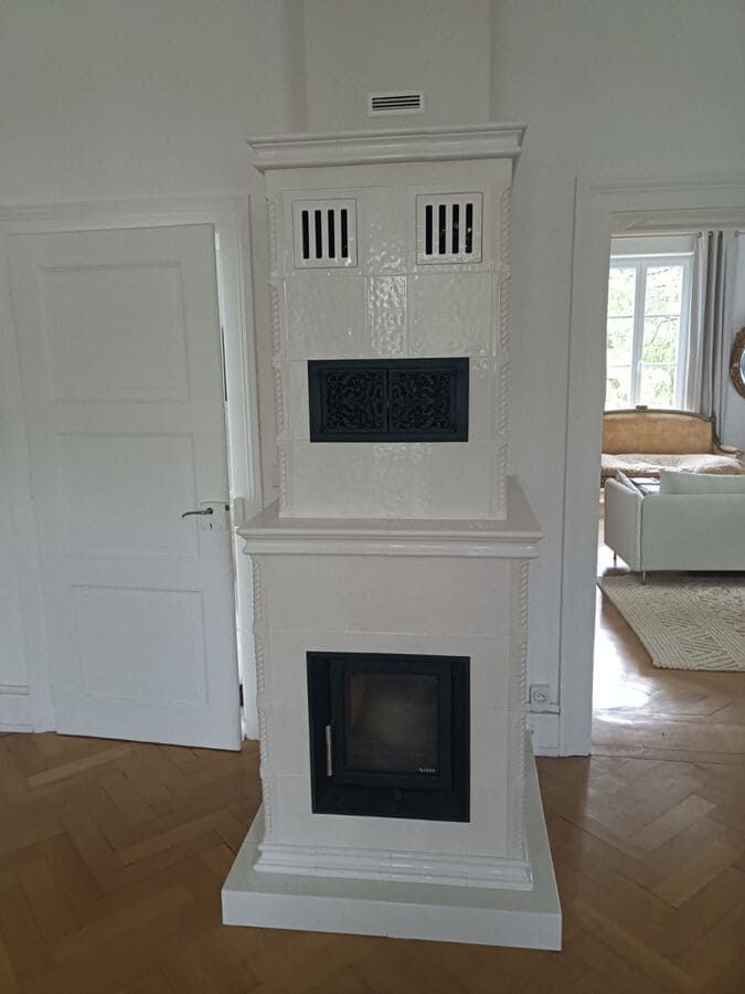 Cheminée en faience blanche.