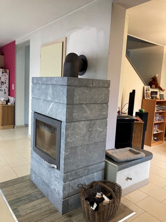 Poêle à bois avec recouvrement en forme de marbre gris.