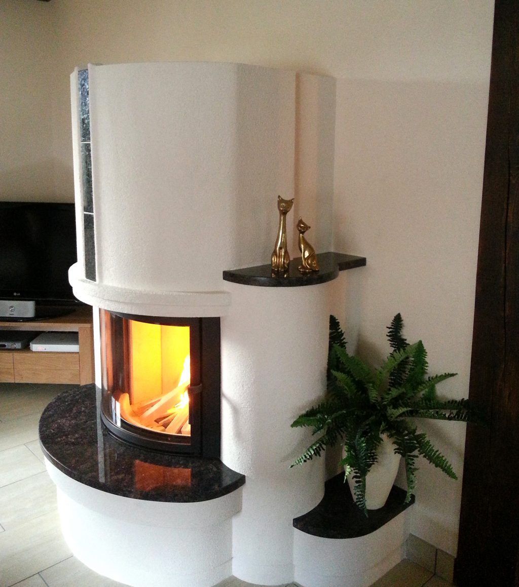 Cheminée rustique en forme arrondie blanc dans un salon.