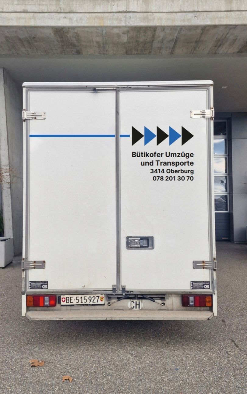 Alte Möbel in einem Transporter