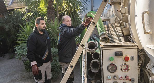 Les Vidangeurs du Golfe préparant le camion pour une vidange de canalisation