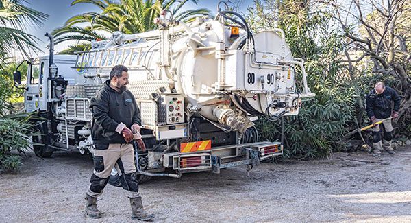 Vue arrière du camion des Vidangeurs du Golfe