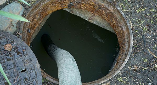 Eau stagnante se faisant aspirer