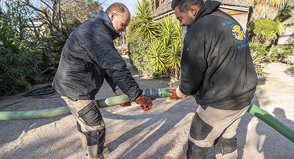 Les Vidangeurs du Golfe raccordant 2 tuyaux