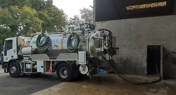 Camion de vidange en intervention