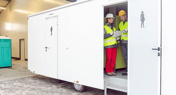 2 personnes dans des toilettes pour femmes