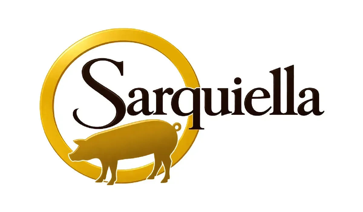 Logotipo de Sarquiella con la silueta de un cerdo dorado dentro de un anillo dorado.