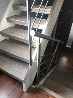 moderne Treppe mit Metallgeländer