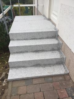 Steintreppe zur Haustür