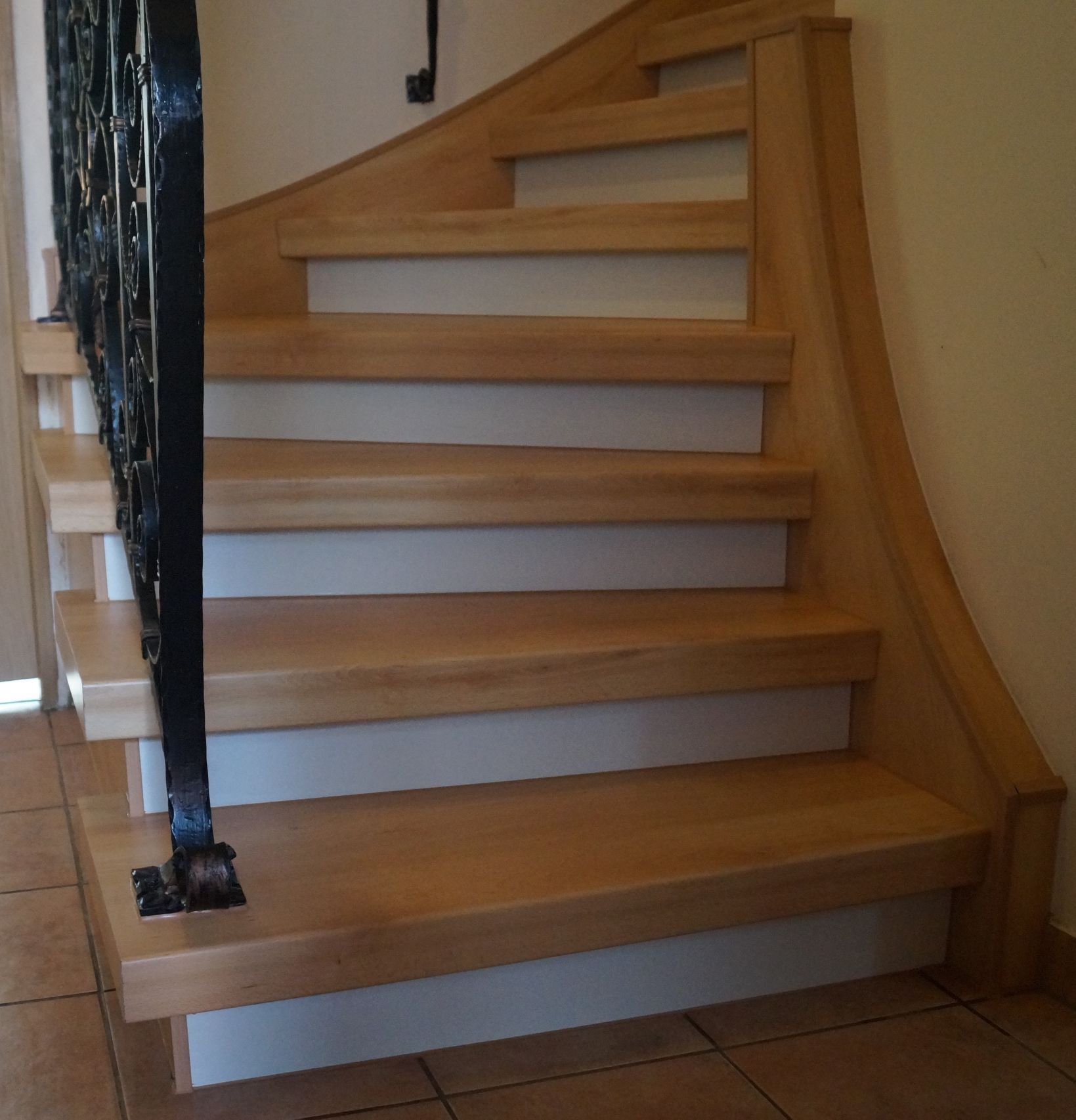 Treppe mit Holzstufen und Metallgeländer