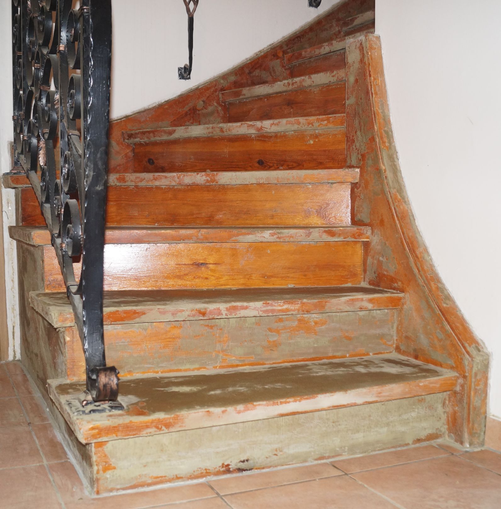 renovierungsbedürftige Altbautreppe