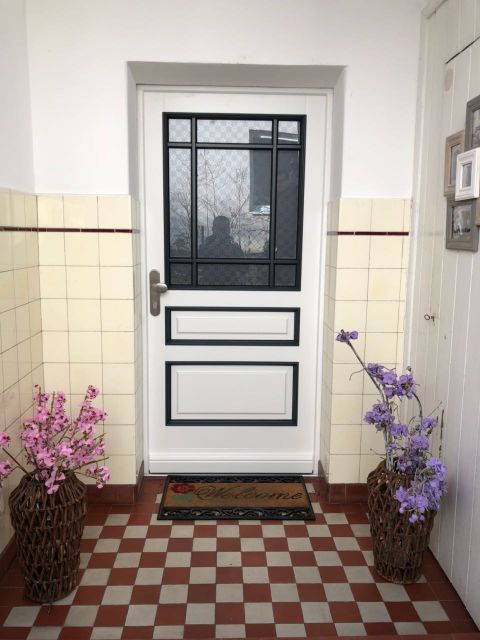 Eingangstür in weiß mit Fenster