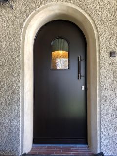 Eingangstür mit Rundung und passendem Fenster