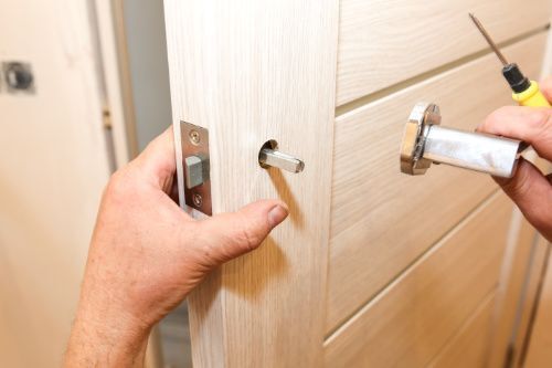 Eingangstür mit Rundung und passendem Fenster