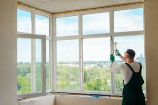 Handwerker repariert Fenster