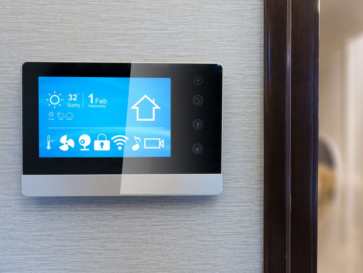 Main tournant un cadran de thermostat blanc affichant 68 degrés, réglé sur le mode éco.