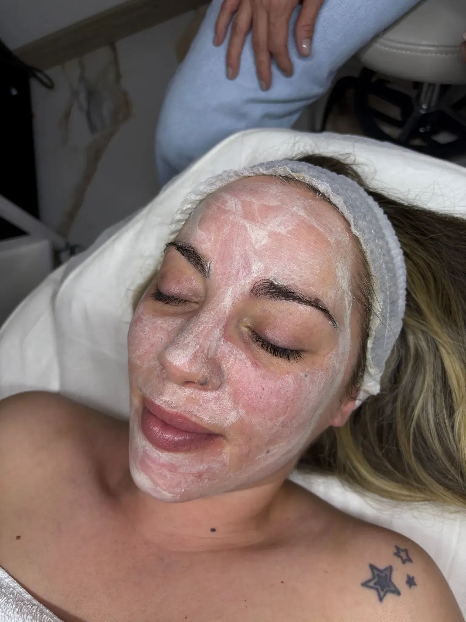 Mujer realizándose un tratamiento facial.