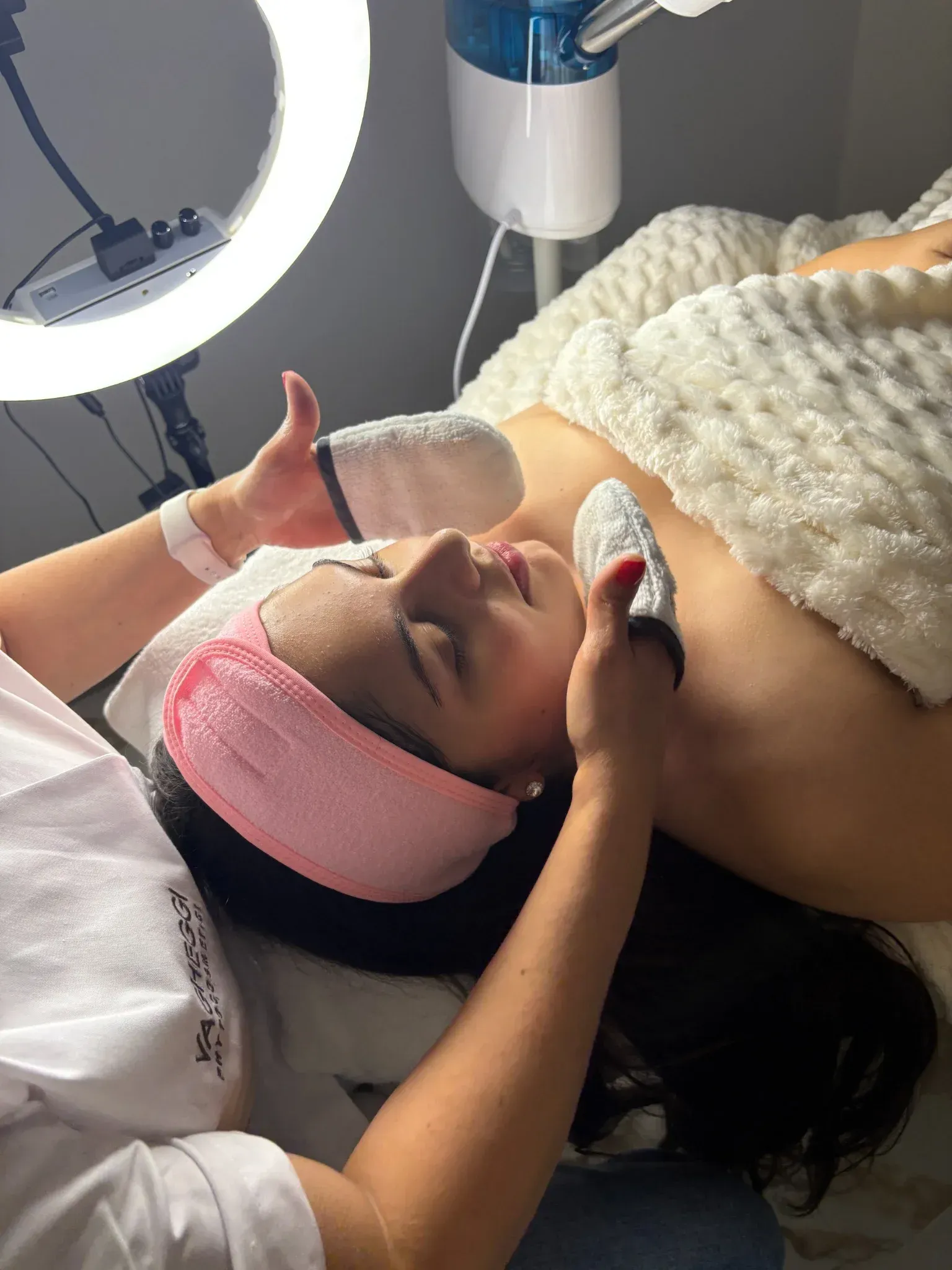 Una mujer está recibiendo un tratamiento facial en un salón de belleza.