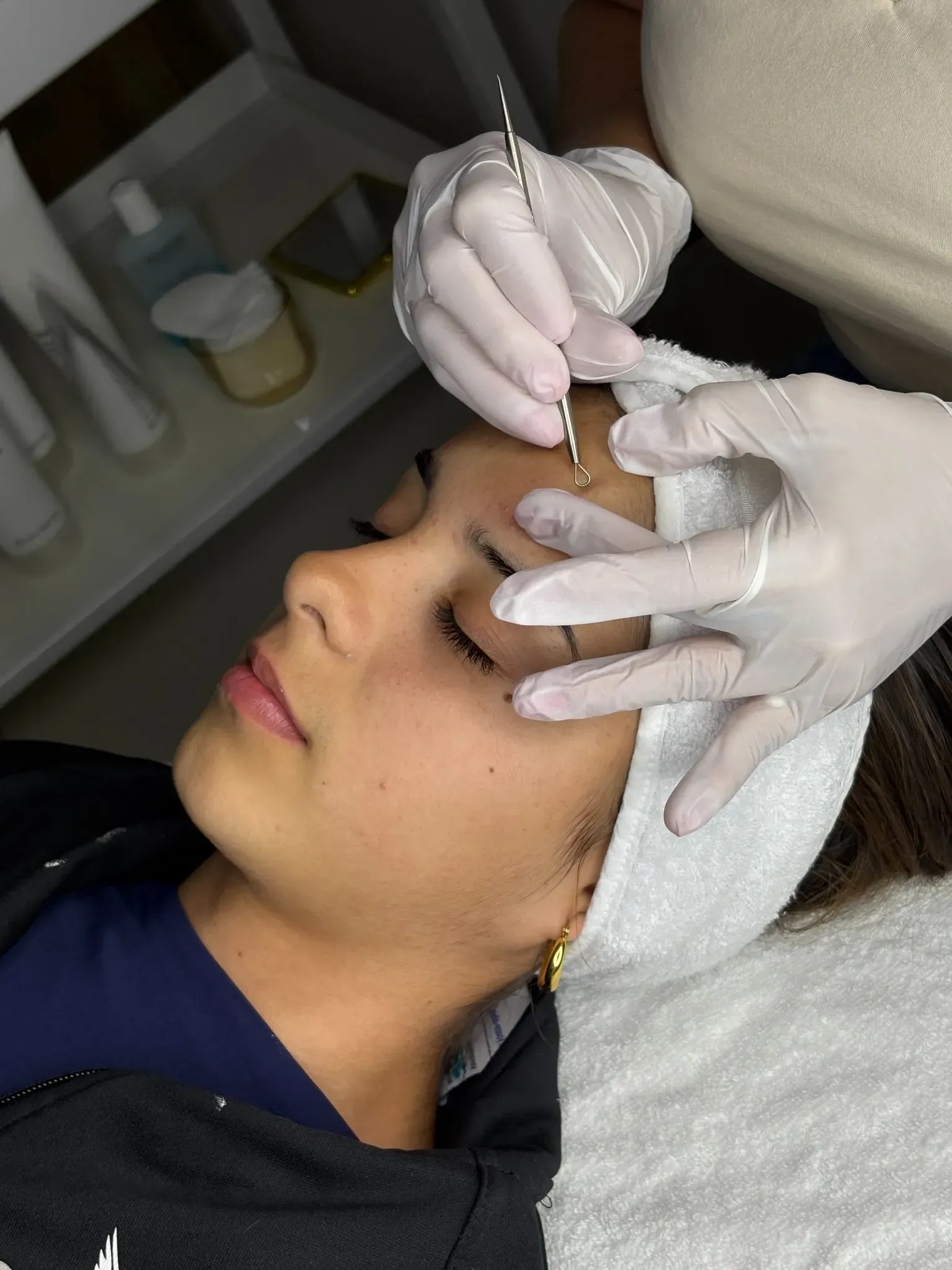 Una mujer está recibiendo un tratamiento facial en un salón de belleza.