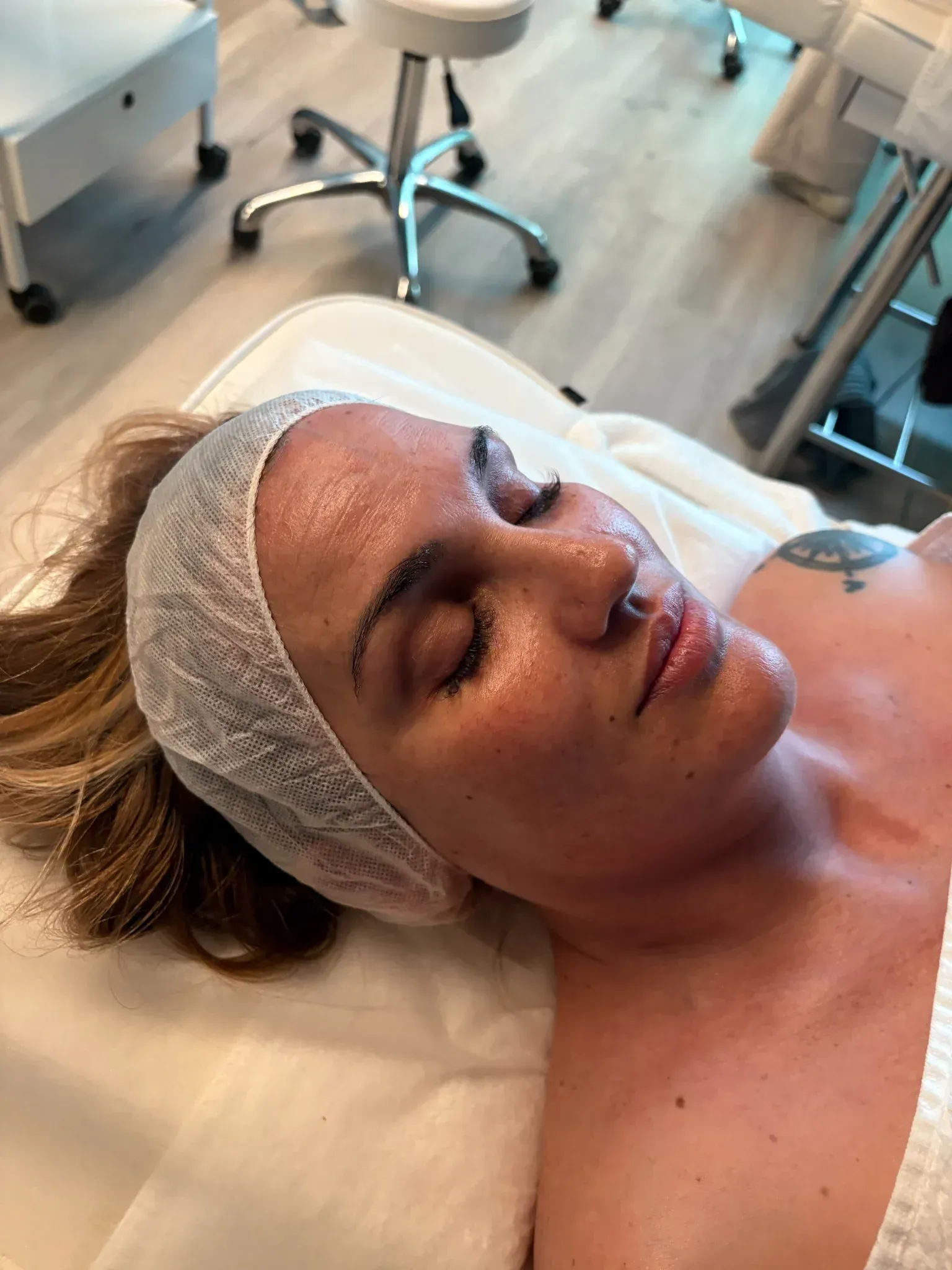 Una mujer está acostada en una cama con una diadema en la cabeza.