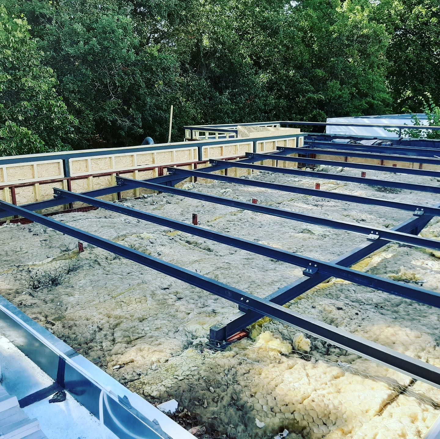 Structure métallique sur le sol d'un chantier