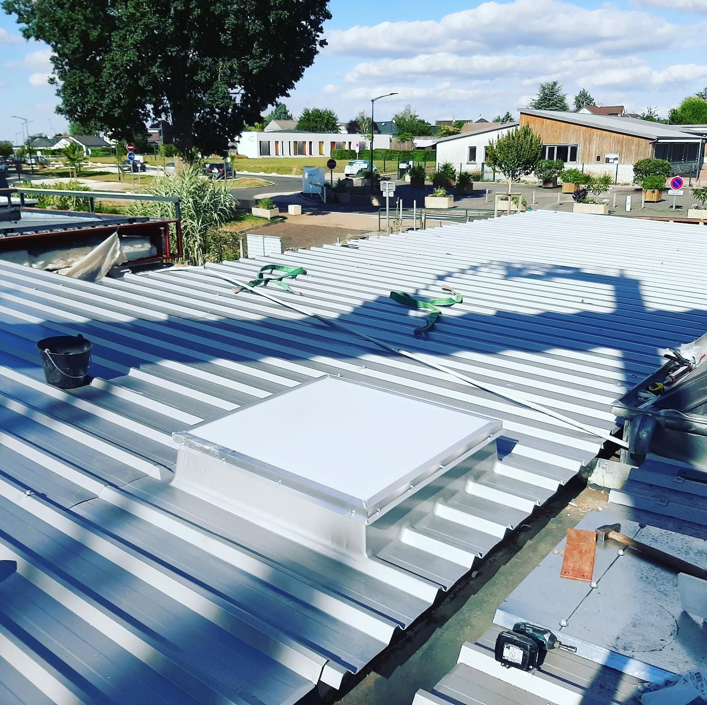 Une toiture métallique avec lucarne