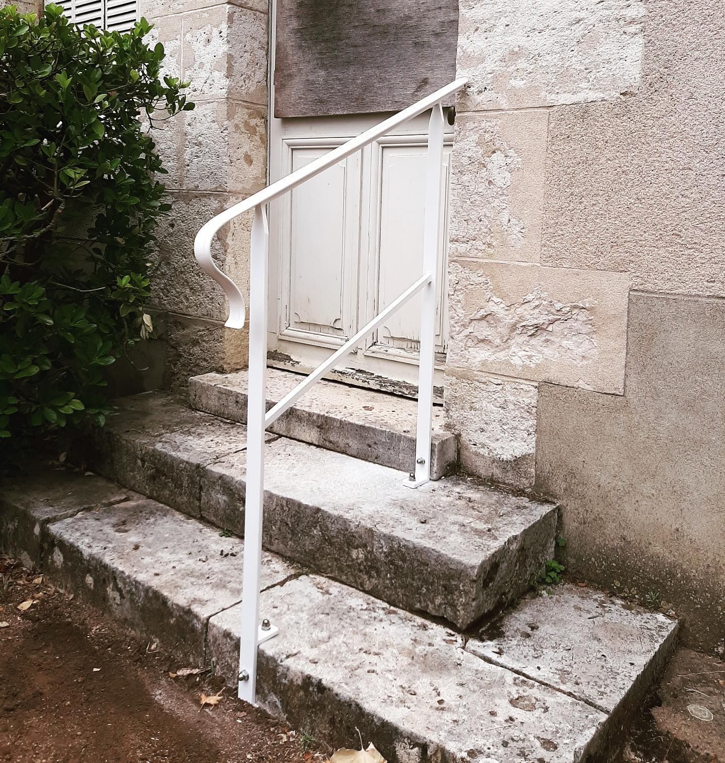 Main courante en métal pour l'escalier de l'entrée d'un particulier
