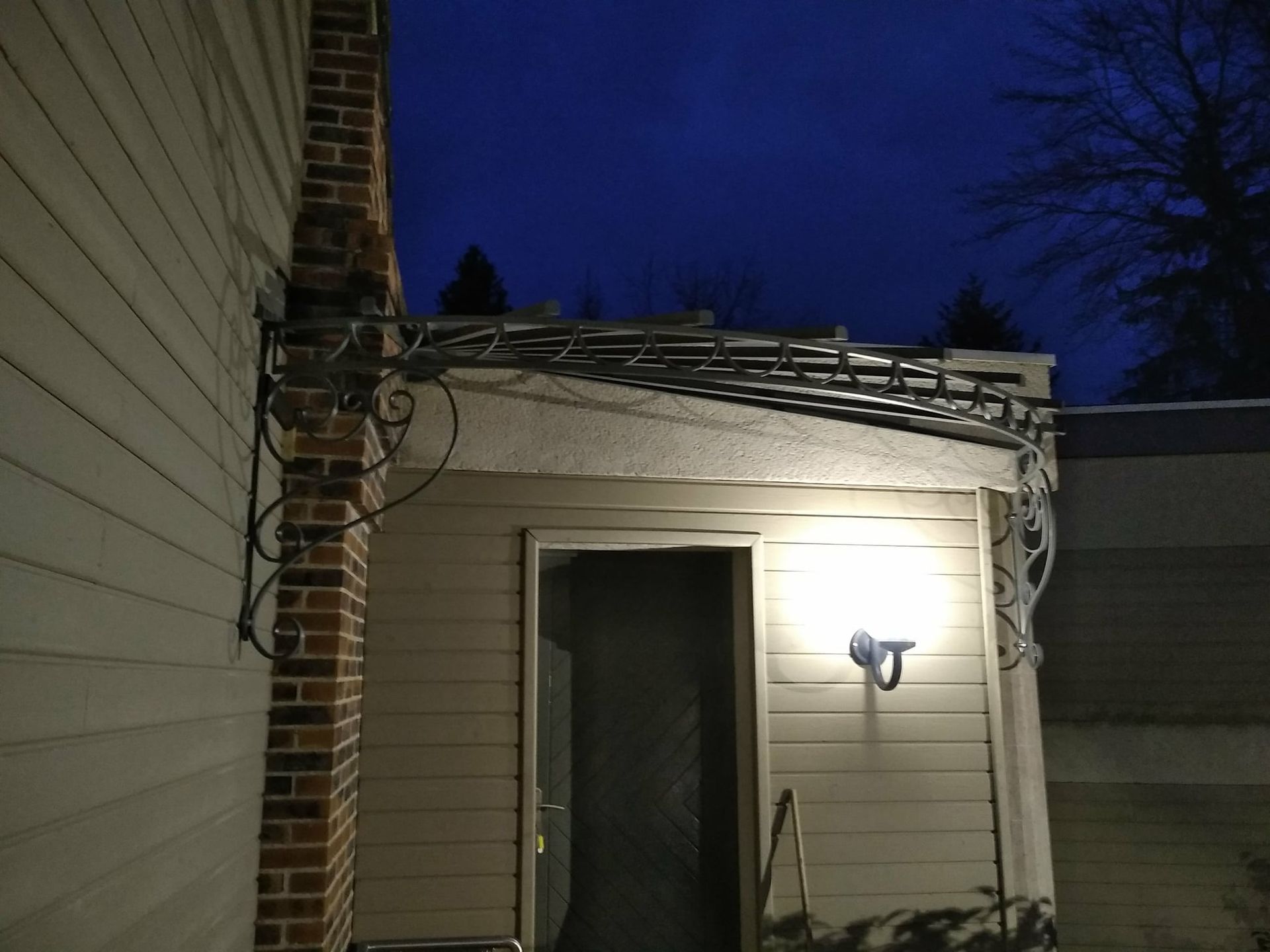 Marquise en métal sur le perron d'un particulier