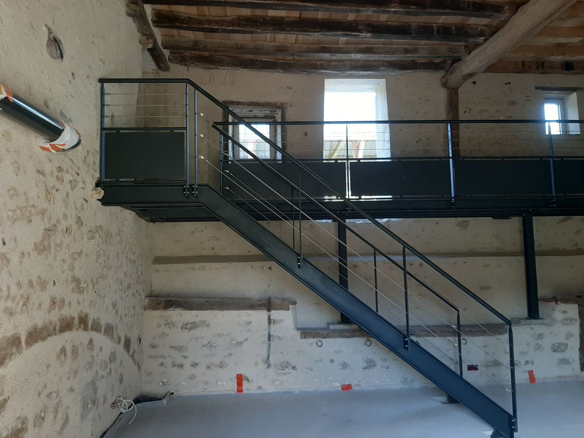 Escalier et passerelle métalliques