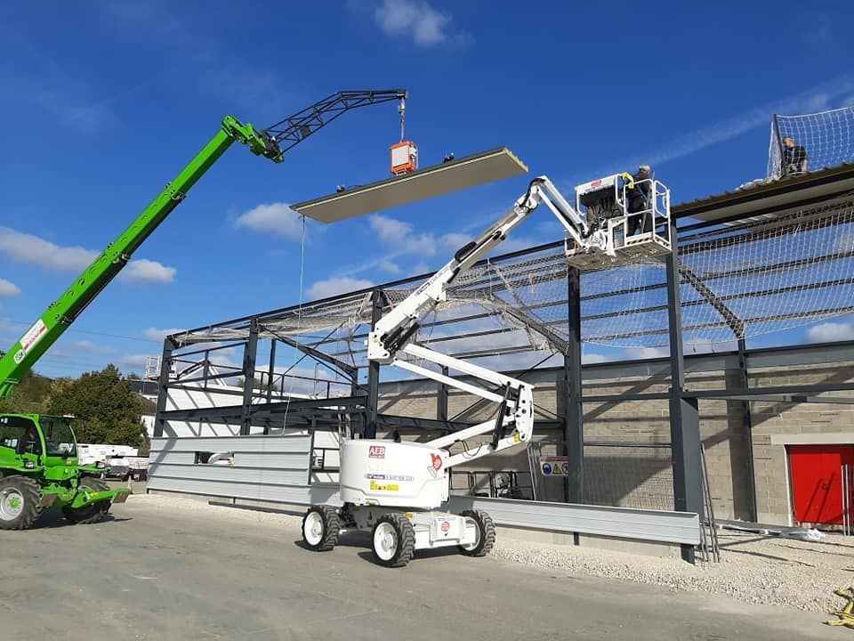 Pose de toiture métallique sur bâtiment à structure en métal