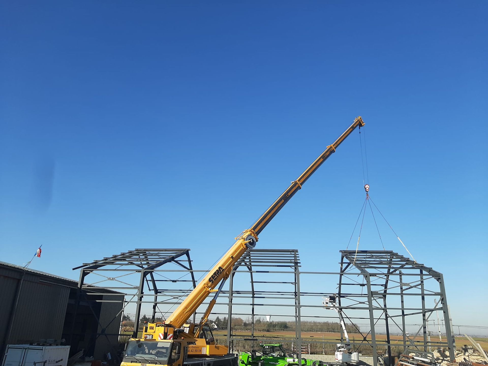 Assemblage d'éléments de charpente en métal avec grue